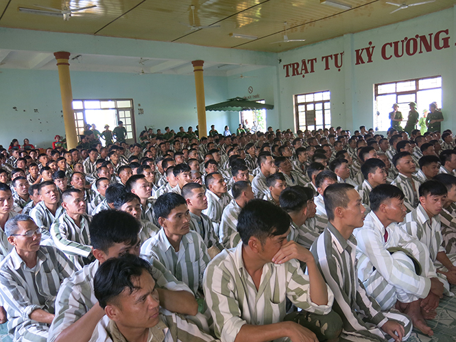 Các phạm nhân đang theo dõi chương trình