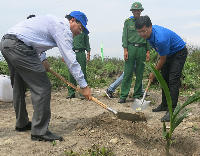 Đồng chí Lê Quốc Phong và đồng chí Lê Minh Ngân trồng cây tại khuôn viên cột cờ