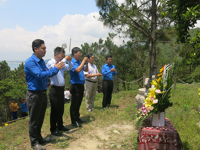 Đoàn dưng hương tại mộ Đại tướng Võ Nguyên Giáp