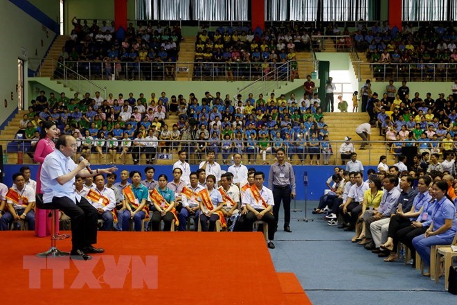  Thủ tướng Nguyễn Xuân Phúc đối thoại với công nhân, người lao động, tháng 4-2016. (Ảnh: Thống Nhất/TTXVN)