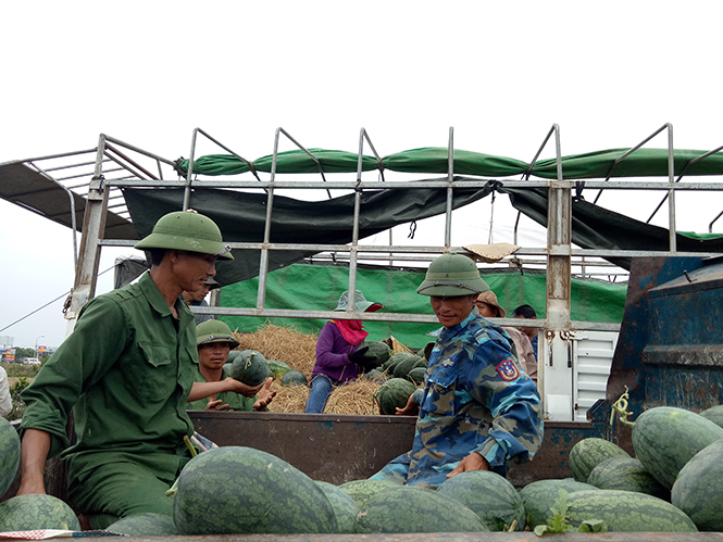 Bà con Lý Trạch được mùa dưa.