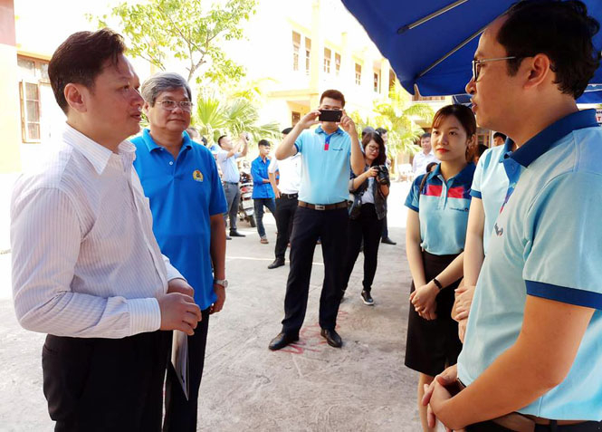 Đồng chí Nguyễn Tiến Hoàng, Phó Chủ tịch UBND thăm các gian hàng tại Ngày hội Tư vấn pháp luật, định hướng giới thiệu việc làm