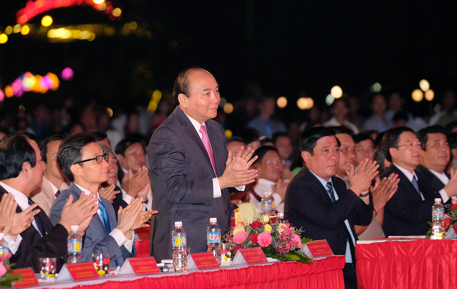  Thủ tướng Nguyễn Xuân Phúc cùng các đại biểu dự lễ đón bằng UNESCO ghi danh nghệ thuật bài chòi Trung Bộ Việt Nam là di sản văn hóa phi vật thể của nhân loại. Ảnh: VGP/Quang Hiếu