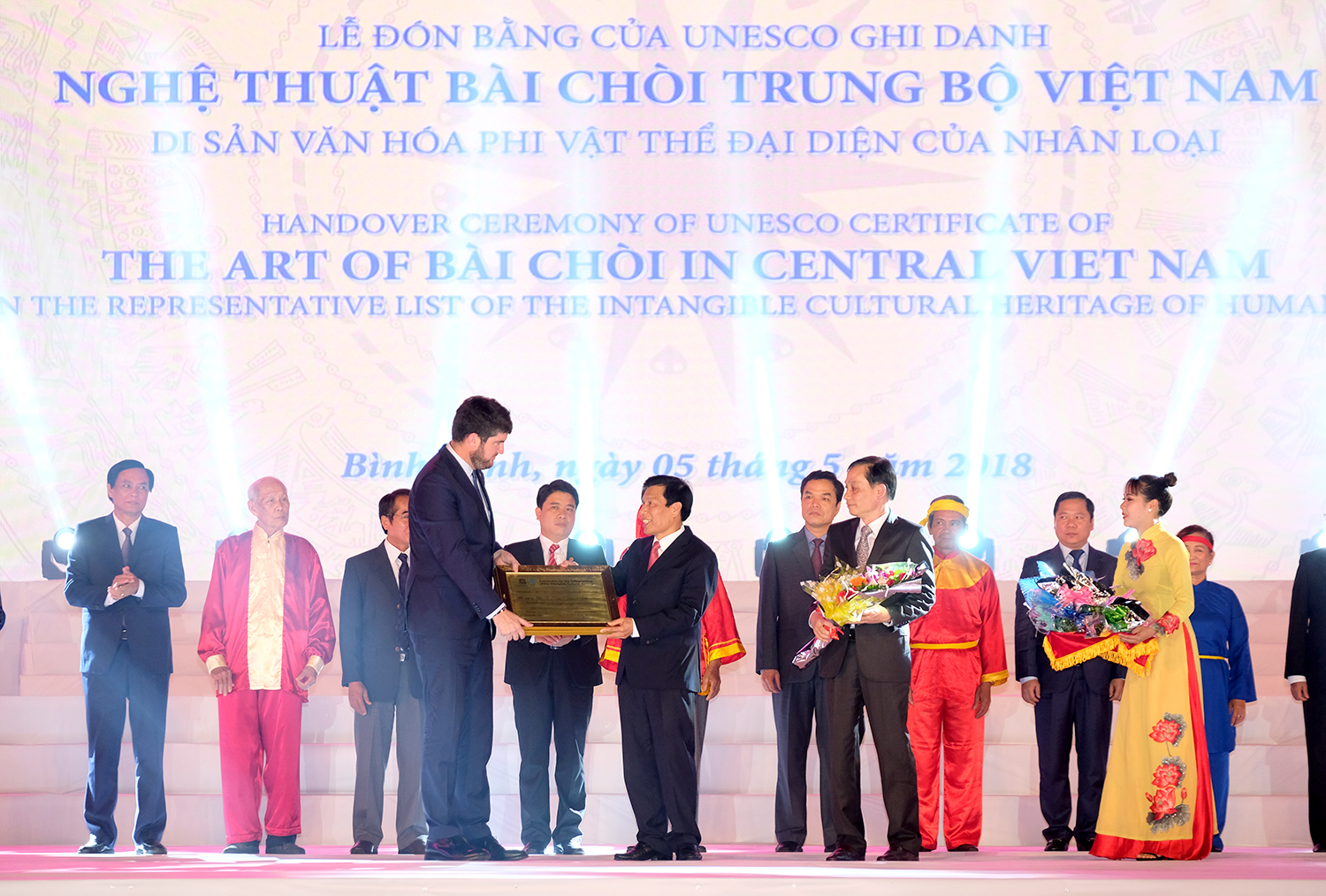  Đại diện UNESCO trao bằng chứng nhận nghệ thuật bài chòi Trung Bộ Việt Nam là di sản văn hóa phi vật thể của nhân loại. Ảnh: VGP/Quang Hiếu
