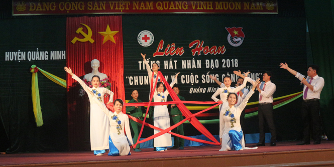 Đêm liên hoan đã để lại nhiều ấn tượng với các tiết mục ca ngợi Đảng, Bác Hồ.