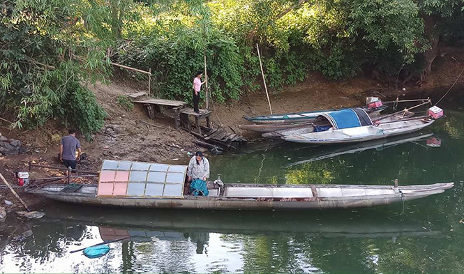 Đa số các hộ dân ở thôn Kim Sen đều làm nghề đánh bắt trên sông nên hoàn cảnh kinh tế khá khó khăn. T