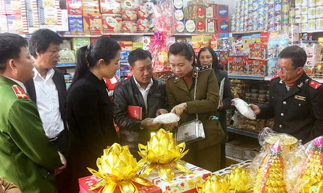 Đoàn kiểm tra liên ngành đang tiến hành kiểm tra vệ sinh an toàn thực phẩm ở một cơ sở kinh doanh thực phẩm trên địa bàn tỉnh