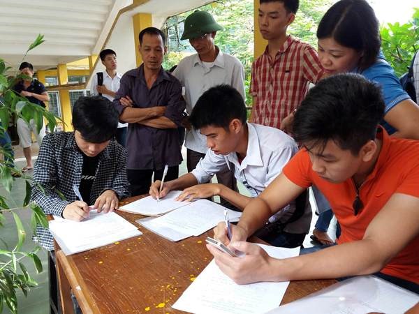 Thí sinh làm hồ sơ xét tuyển vào Đại học Bách khoa Hà Nội (Ảnh: Phạm Mai/Vietnam+)