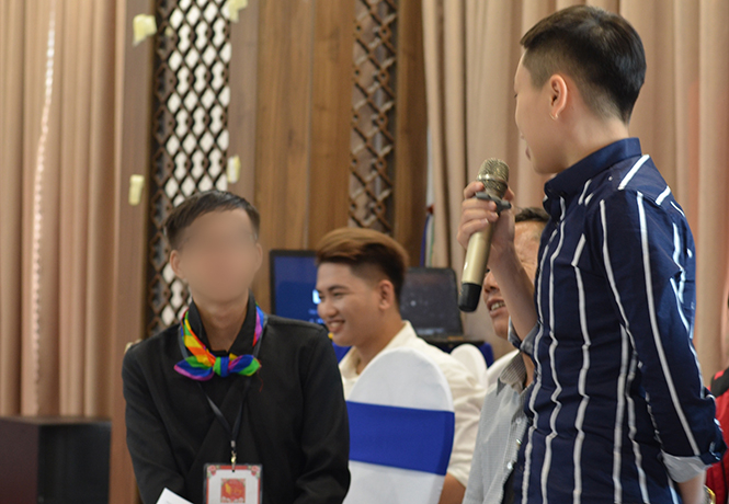 Thành viên cộng đồng LGBT Quảng Bình chia sẻ tại buổi gặp gỡ.