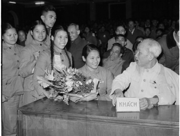 Chủ tịch Hồ Chí Minh nói chuyện thân mật với đại biểu Thanh niên xung phong dự Đại hội TNXP chống Mỹ cứu nước toàn miền Bắc (tháng 1-1967). (Ảnh tư liệu: TTXVN)