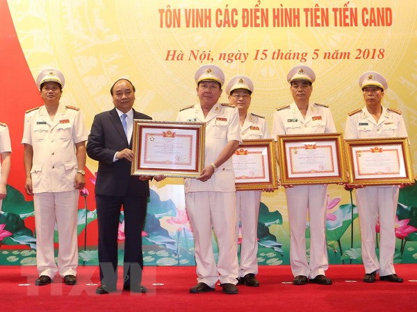 Thủ tướng Nguyễn Xuân Phúc tặng Danh hiệu Chiến sỹ thi đua toàn quốc cho các cá nhân có thành tích xuất sắc. (Ảnh: Doãn Tấn/TTXVN)