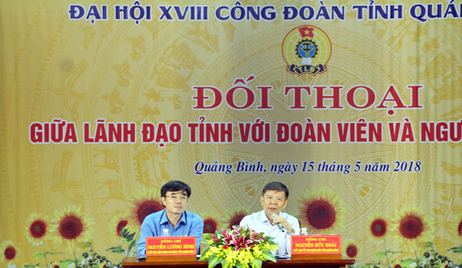 Đồng chí Nguyễn Hữu Hoài, Chủ tịch UBND tỉnh và lãnh đạo LĐLĐ tỉnh chủ trì buổi đối thoại với đoàn viên, người lao động.