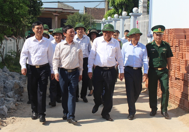 Đồng chí Phó Thủ tướng Thường trực Chính phủ Trương Hoà Bình và Đoàn công tác kiểm tra tình hình sản xuất và đời sống tại xã Thanh Trạch (Bố Trạch)