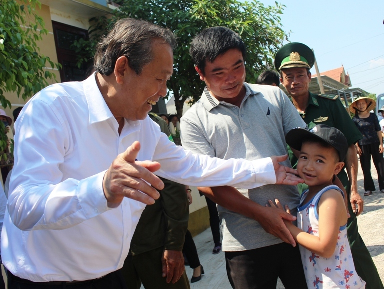 Đồng chí Phó Thủ tướng Thường trực Chính phủ Trương Hoà Bình  chuyện trò với người dân xã Quang Phú (thành phố Đồng Hới)