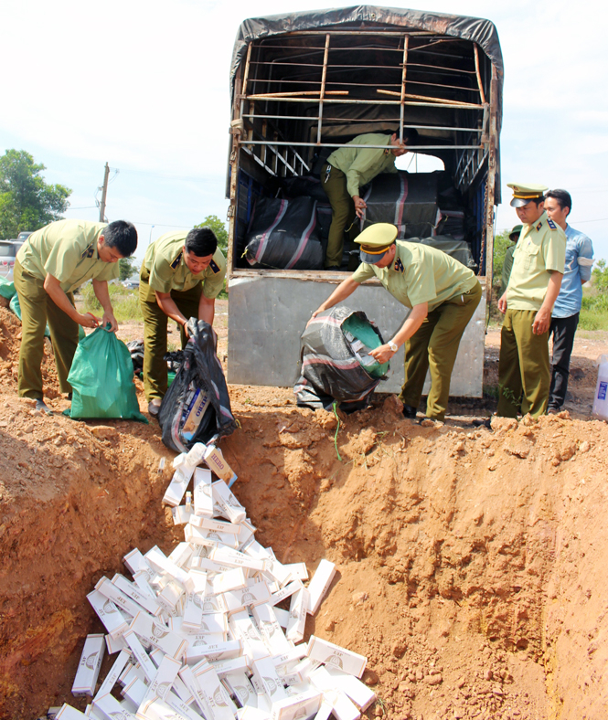 Số thuốc lá nhập lậu được lực lượng chức năng đào hố đổ xuống.