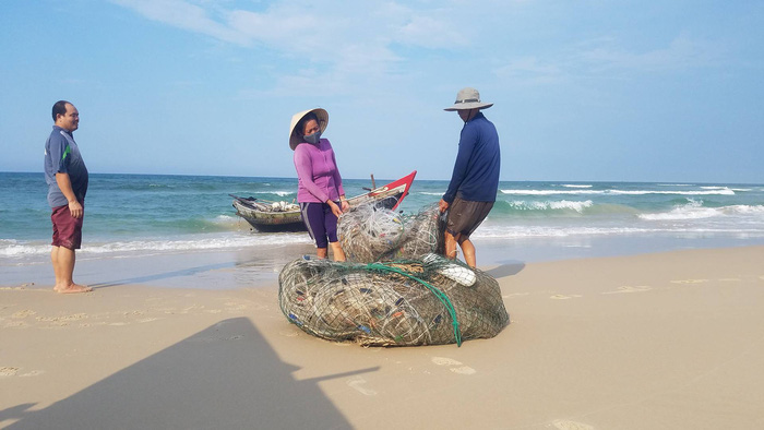 Ngư dân xã Gio Hải, huyện Gio Linh (Quảng Trị) đã trở lại đánh bắt hải sản gần bờ (Ảnh chụp ngày 16-5) - Ảnh: QUỐC NAM