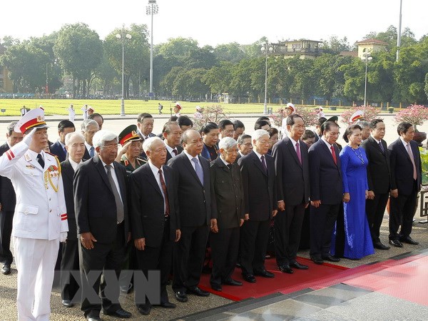 Đoàn lãnh đạo Đảng, Nhà nước đặt vòng hoa và vào Lăng viếng Chủ tịch Hồ Chí Minh . (Ảnh: Văn Điệp/TTXVN)