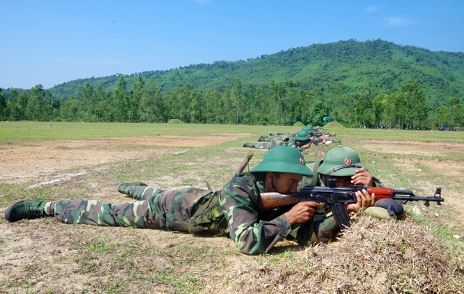 Luyện tập bắn súng tiểu liên AK.