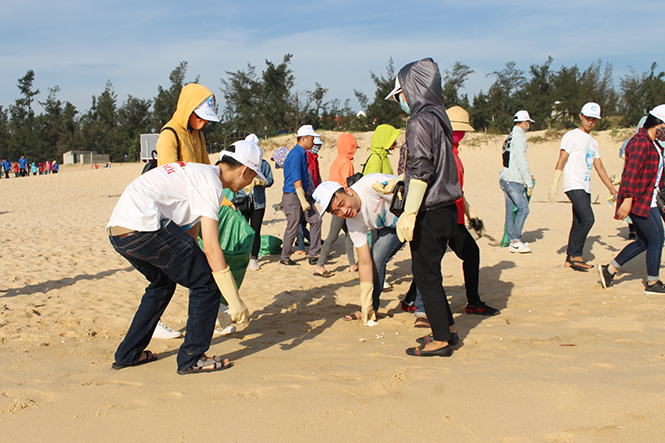 Các đoàn viên, thanh niên tham gia thu gom rác thải tại bãi biển Quang Phú.