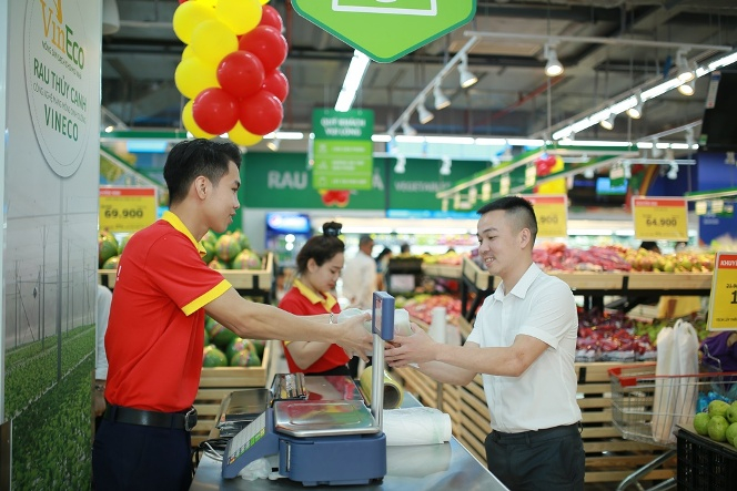 Nhân viên VinMart Quảng Bình tiến hành thanh toán và trả hàng cho khách.