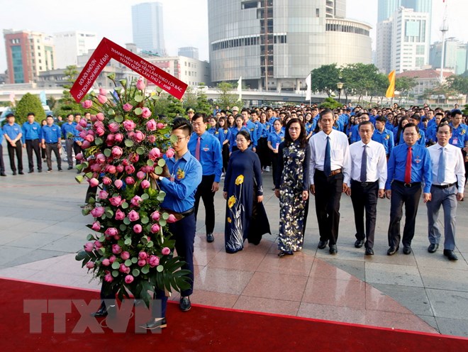 Lãnh đạo Thành phố Hồ Chí Minh và các đại biểu dâng hoa báo công Bác. (Ảnh: Hoàng Hải/TTXVN)