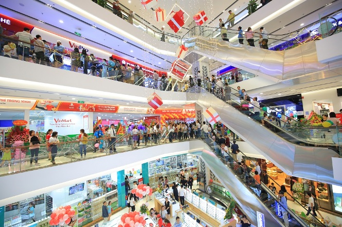 Vincom Plaza Huế & Đồng Hới thu hút hàng nghìn khách hàng tới trải nghiệm ngay trong ngày đầu khai trương.