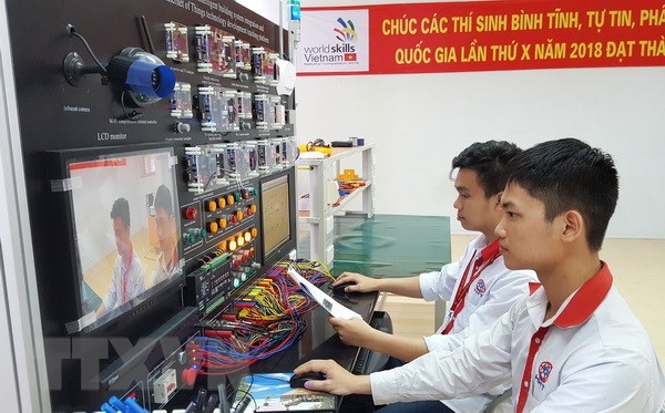 Các thí sinh thi nghề Internet vạn vật (nghề trình diễn) tại Hội đồng thi quốc gia số 6 - Trường Cao đẳng nghề Công nghệ cao Hà Nội. (Ảnh: Anh Tuấn/TTXVN)