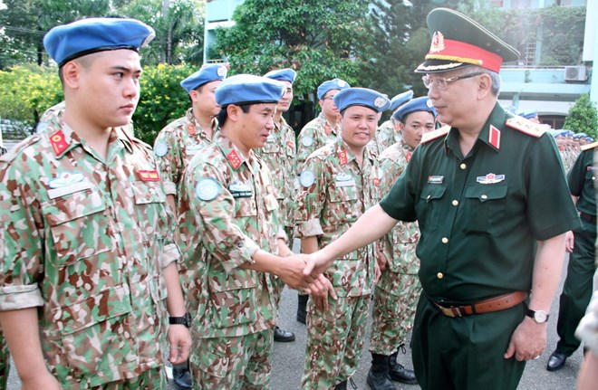 Thượng tướng Nguyễn Chí Vịnh, Thứ trưởng Bộ Quốc phòng, động viên tinh thần cán bộ, nhân viên Việt Nam tham gia bệnh viện dã chiến của Liên hợp quốc tại Nam Sudan, ngày 8-5. (Ảnh: Đinh Hằng/TTXVN)