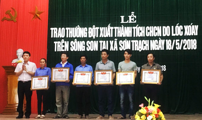  Đại diện lãnh đạo huyện trao thưởng cho các cá nhân có thành tích xuất sắc trong cứu hộ cứu nạn