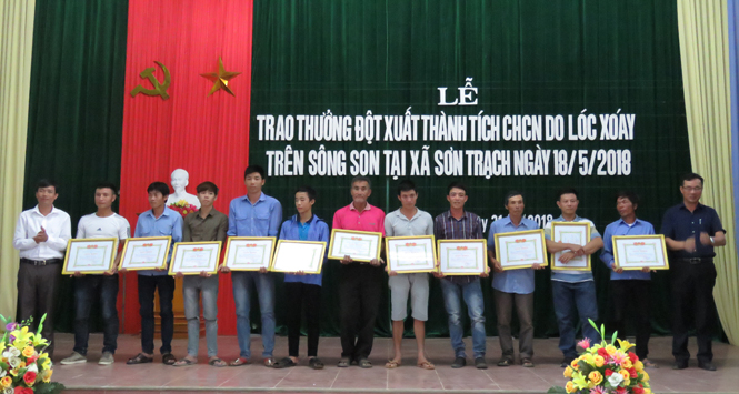 Lãnh đạo xã Sơn Trạch khen thưởng cho 11 cá nhân có nhiều thành tích trong công tác cứu hộ cứu nạn.