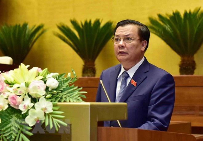 Bộ trưởng Bộ Tài chính Đinh Tiến Dũng trình bày Báo cáo quyết toán ngân sách nhà nước năm 2016. (Ảnh: Phương Hoa/TTXVN)