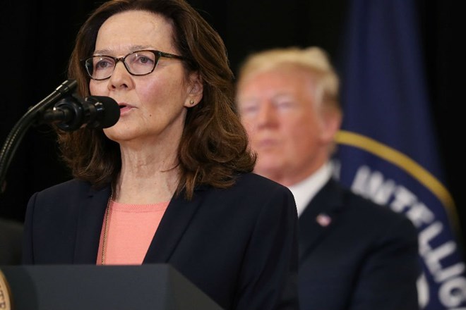 Bà Gina Haspel phát biểu tại lễ nhậm chức Giám đốc CIA, phía sau là Tổng thống Mỹ Trump. (Nguồn: Reuters)