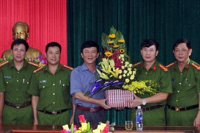 Công an huyện Bố Trạch được lãnh đạo huyện khen thưởng nóng trong đấu tranh tội phạm, bảo vệ bình yên cuộc sống nhân dân trên địa bàn.