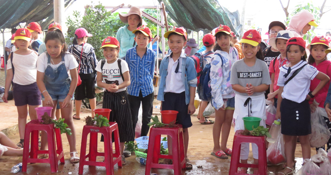 Hào hứng tham gia các trò chơi dân gian...