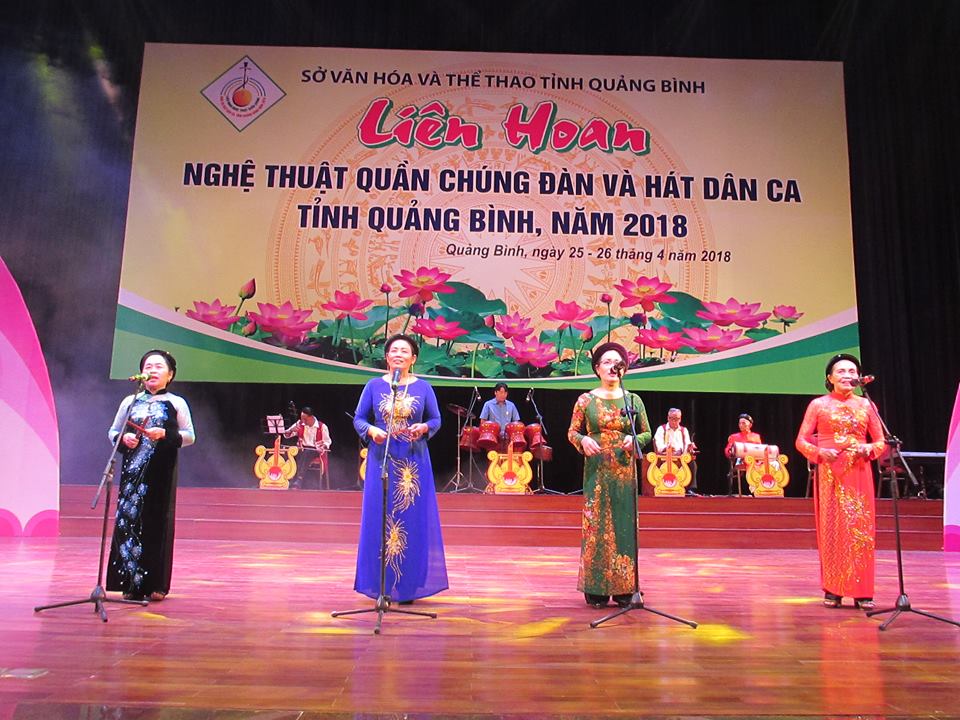  Nghệ nhân dân gian Đinh Thị Hạ (ngoài cùng bên trái) cùng với các nghệ nhân Câu lạc bộ đàn và hát dân ca Minh Hóa trình diễn dân ca tại Liên Hoan đàn và hát dân ca toàn tỉnh năm 2018 