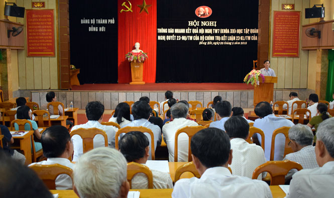 Thành ủy Đồng Hới thông báo nhanh kết quả Hội nghị lần thứ 7, Ban Chấp hành Trung ương Đảng khóa XII và quán triệt các nghị quyết, kết luận của Bộ Chính trị, Ban Bí thư cho toàn thể cán bộ chủ chốt trên địa bàn thành phố.