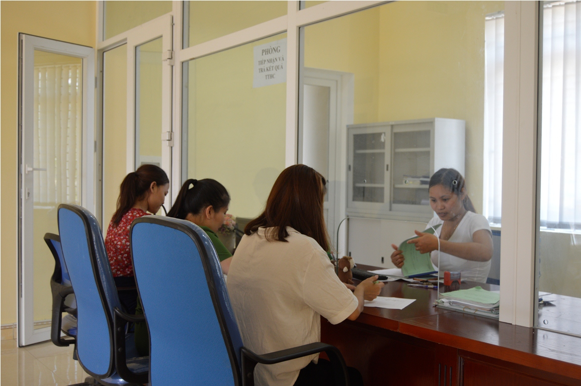 Người dân đến Trung tâm giao dịch một cửa BHXH huyện Minh Hóa làm các thủ tục liên quan đến chế độ chính sách BHXH