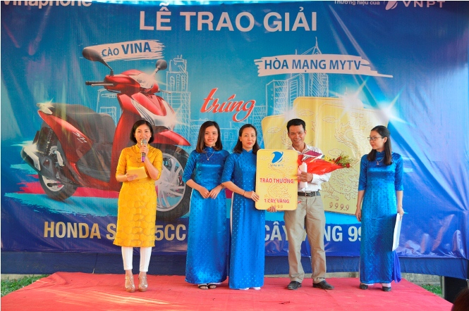 Đại diện VNPT Quảng Binh trao cây vàng 9999 cho khách hàng Nguyễn Văn Thủy ở xã Quảng Lưu (Quảng Trạch)