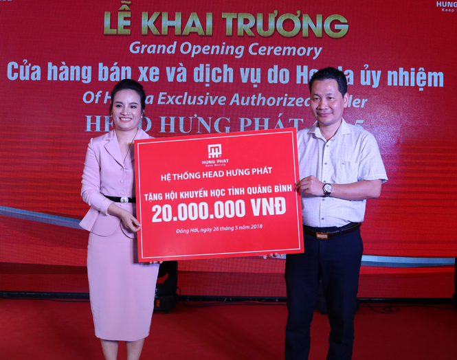 Nhân dịp khai trương, Công ty Cổ phần Hưng Phát đã trao 20 triệu đồng cho Quỹ khuyến học tỉnh