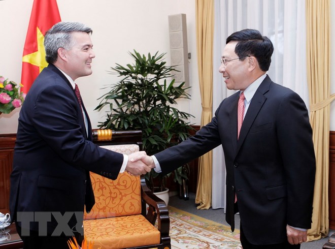 Phó Thủ tướng, Bộ trưởng Bộ Ngoại giao Phạm Bình Minh tiếp Thượng nghị sỹ Cory Gardner, Ủy ban Đối ngoại Thượng viện Hoa Kỳ. (Ảnh: Lâm Khánh/TTXVN)