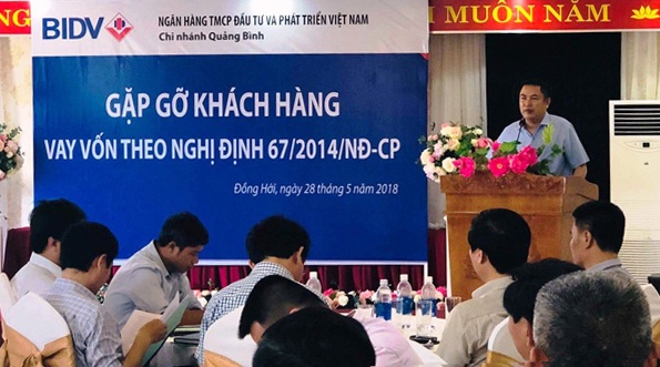 Lãnh đạo Chi nhánh BIDV Quảng Bình trao đổi với các chủ tàu về những khó khăn, vướng mắc trong quá trình thu hồi nợ theo Nghị định 67.