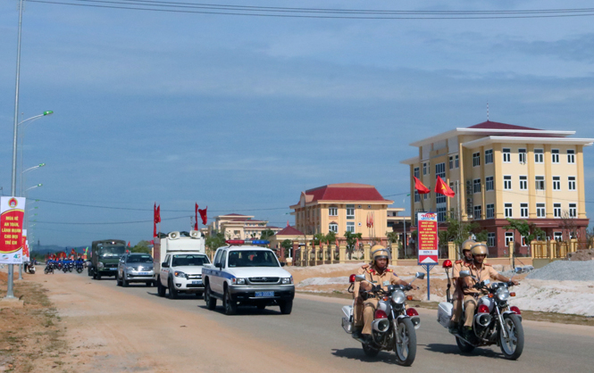 Các lực lượng tham gia Lễ phát động diễu hành, hưởng ứng “Tháng hành động vì trẻ em năm 2018” tại huyện Quảng Trạch sáng 29-5-2018.