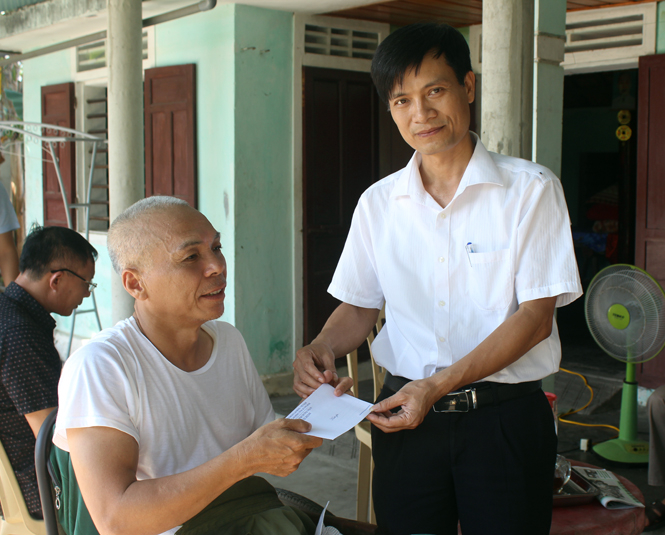 Nhiều hoạt động thăm hỏi người lao động bị tai nạn được LĐLĐ tỉnh thực hiện trong Tháng an toàn vệ sinh lao động.