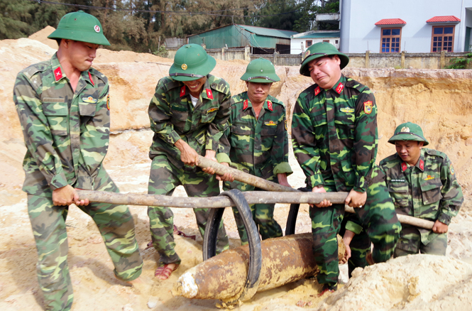 Lực lượng công binh tiến hành xử lý, di dời quả bom.