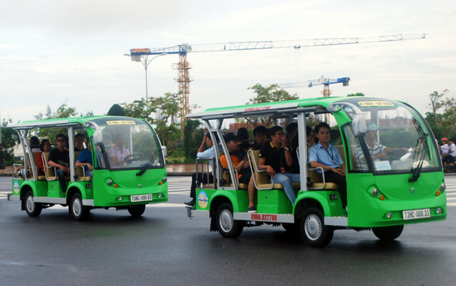 Ô tô điện 4 bánh đang là phương tiện vận chuyển hấp dẫn du khách tại TP.Đồng Hới.