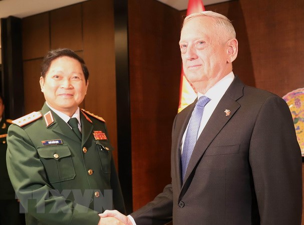 Bộ trưởng Quốc phòng Việt Nam Ngô Xuân Lịch và Bộ trưởng Quốc phòng Hoa Kỳ James Mattis. (Ảnh: Xuân Vịnh/TTXVN)