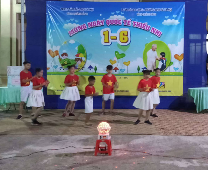 Các tiết mục văn nghệ do các bạn nhỏ đang sinh hoạt tại Trung tâm Bảo trợ xã hội tỉnh thể hiện.
