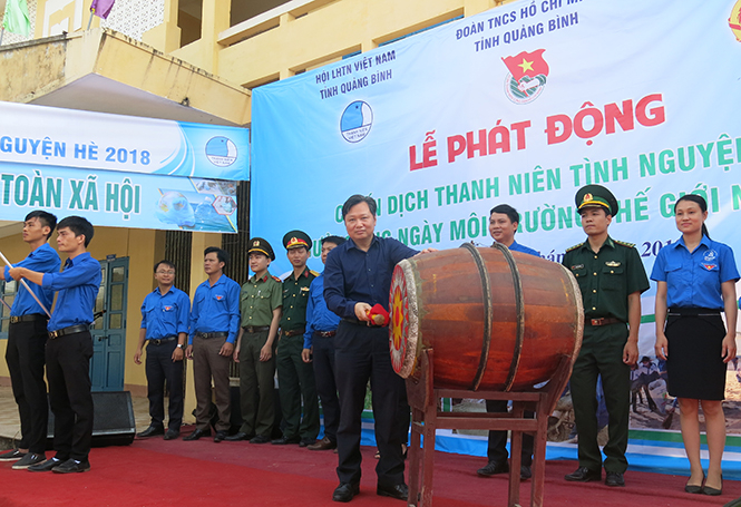 Đồng chí Nguyễn Tiến Hoàng, Tỉnh ủy viên, Phó Chủ tịch UBND tỉnh đánh trống phát động Chiến dịch Thanh niên tình nguyện Hè năm 2018