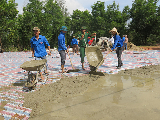 Tổ chức khởi công xây dựng sân bóng chuyền thôn Nam Tiến, xã Ngư Thủy Nam