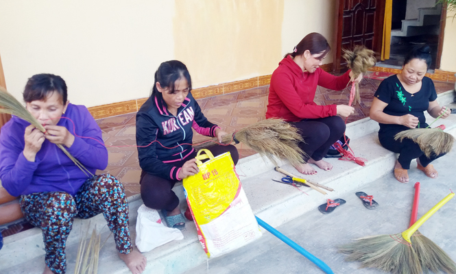 Nghề làm chổi đót có thể tận dụng toàn bộ nhân lực trong gia đình, từ đàn ông, phụ nữ cho đến người già, trẻ em.